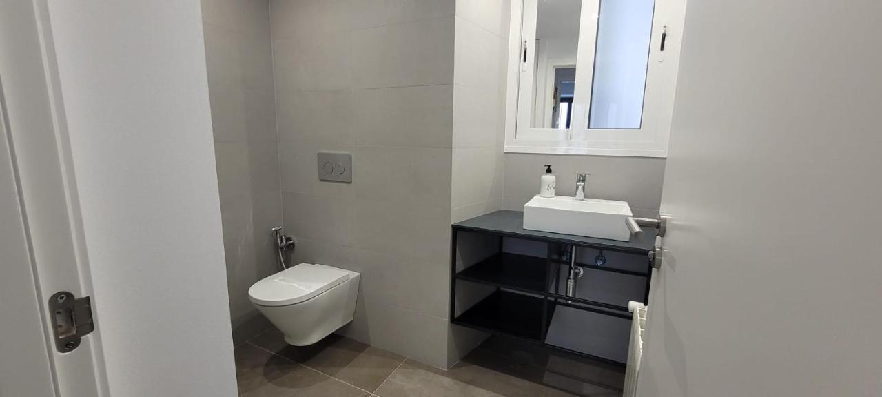 Cozy & Modern Apartment Hombre De Piedra Севиля Екстериор снимка