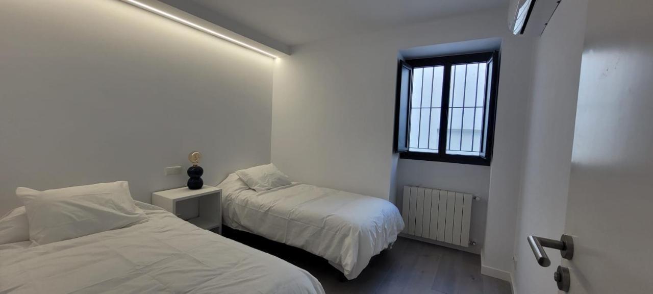 Cozy & Modern Apartment Hombre De Piedra Севиля Екстериор снимка
