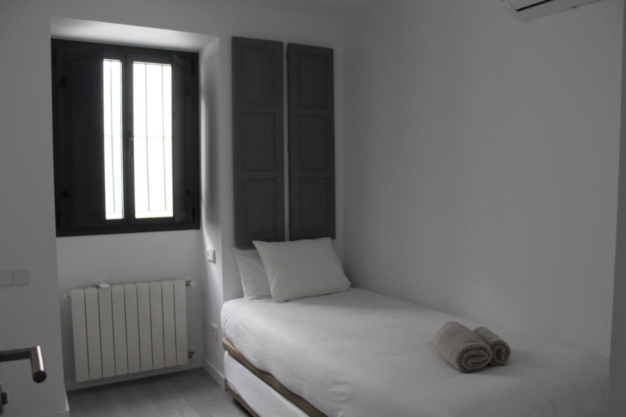 Cozy & Modern Apartment Hombre De Piedra Севиля Екстериор снимка